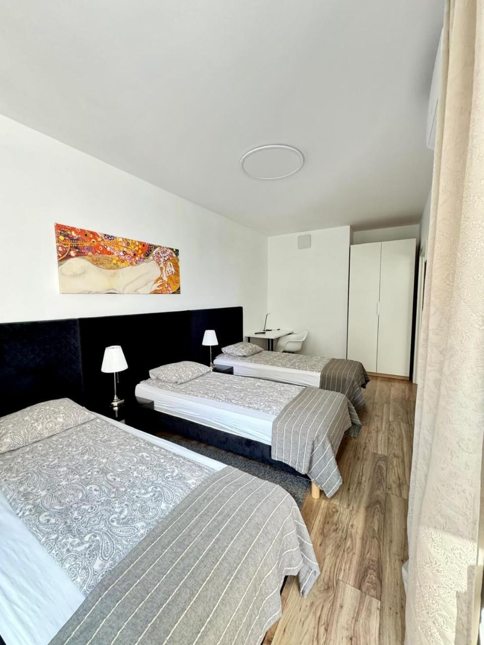 Towarowa Apartment *
