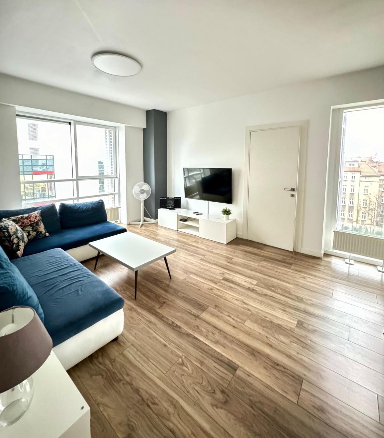 Towarowa Apartment *